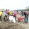 Suasana personel Bhayangkari dan polres Sukabumi saat bersih bersih sampah di pantai Gadobangkong Palabuhanratu.(FOTO : NANDI/ RADARSUKABUMI)
