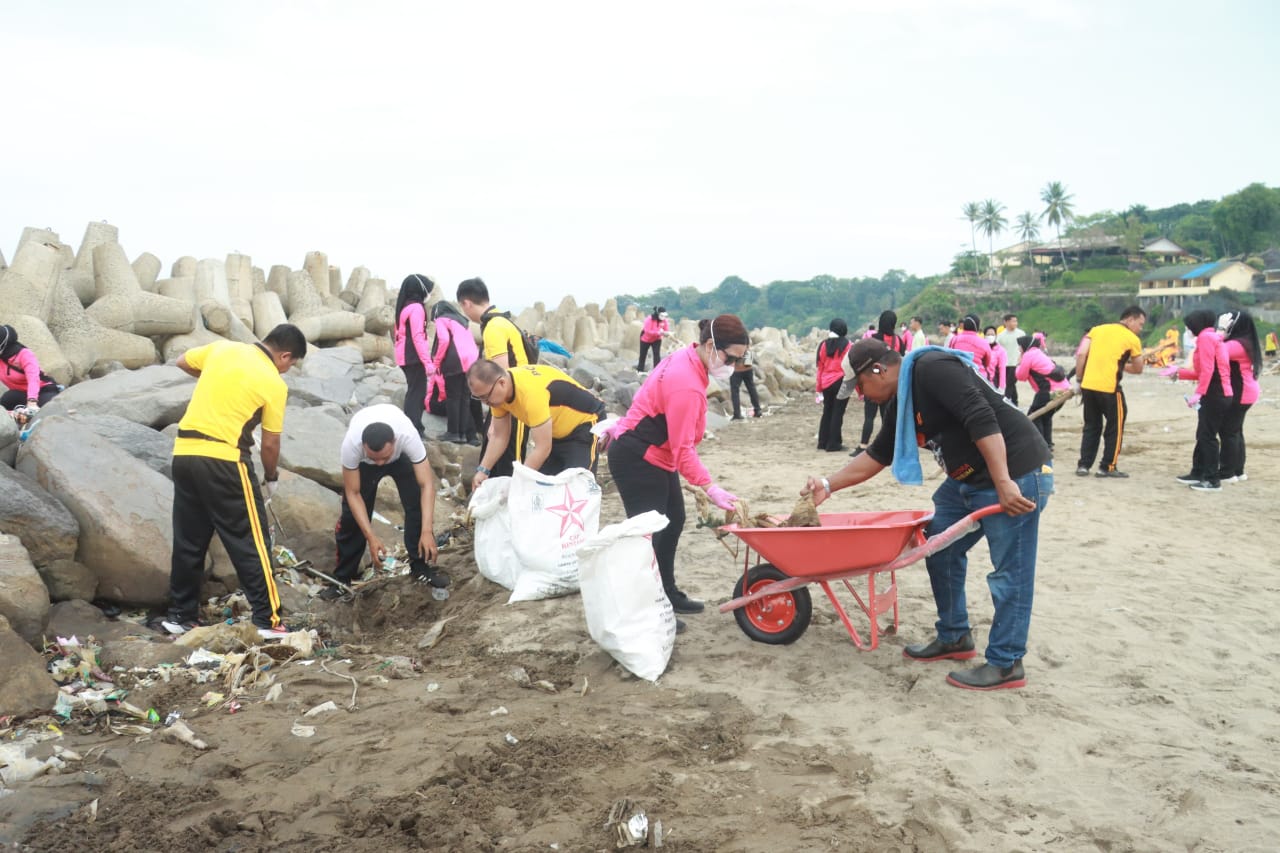 Suasana personel Bhayangkari dan polres Sukabumi saat bersih bersih sampah di pantai Gadobangkong Palabuhanratu.(FOTO : NANDI/ RADARSUKABUMI)