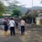 Sebuah pohon berukuran besar jenis Trembesi yang telah lama mengering tumbang dan menimpa pengendara sepeda motor yang sedang melintas di Jalan Bhayangkara