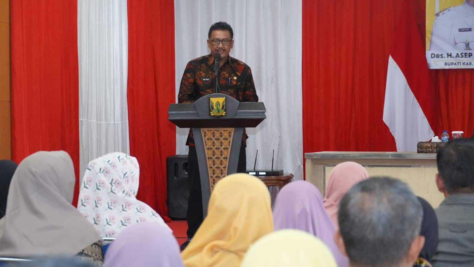 SAMBUTAN : Bupati Sukabumi, Asep Japar, saat memberikan sambutan pada peluncuran program Sukabumi Nyaah Ka Indung di Gedung Negara Pendopo Sukabumi, pada Jumat (11/04).(FOTO : UNTUK RADAR SUKABUMI)