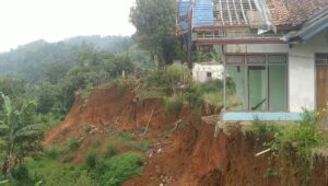 GMNI Sukabumi Soroti Mandeknya Penanganan Pasca Bencana Pergeseran Tanah di Dusun Ciherang
