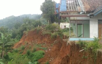 RUSAK : Suasana pemukiman penduduk rusak diterjang bencana retakan tanah di Dusun Ciherang, Desa Cijangkar, Kecamatan Nyalindung, Kabupaten Sukabumi, pada beberapa waktu lalu.(FOTO : UNTUK RADAR SUKABUMI)