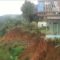 RUSAK : Suasana pemukiman penduduk rusak diterjang bencana retakan tanah di Dusun Ciherang, Desa Cijangkar, Kecamatan Nyalindung, Kabupaten Sukabumi, pada beberapa waktu lalu.(FOTO : UNTUK RADAR SUKABUMI)