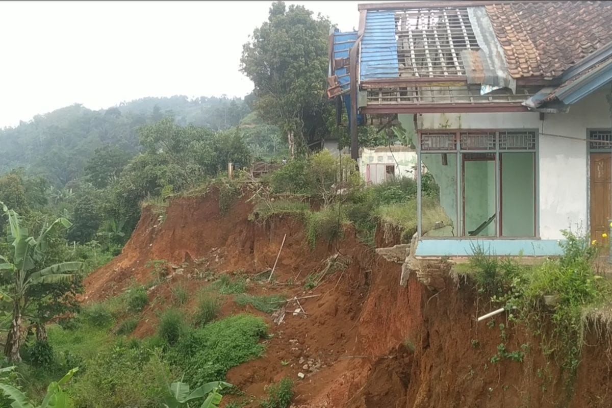 RUSAK : Suasana pemukiman penduduk rusak diterjang bencana retakan tanah di Dusun Ciherang, Desa Cijangkar, Kecamatan Nyalindung, Kabupaten Sukabumi, pada beberapa waktu lalu.(FOTO : UNTUK RADAR SUKABUMI)