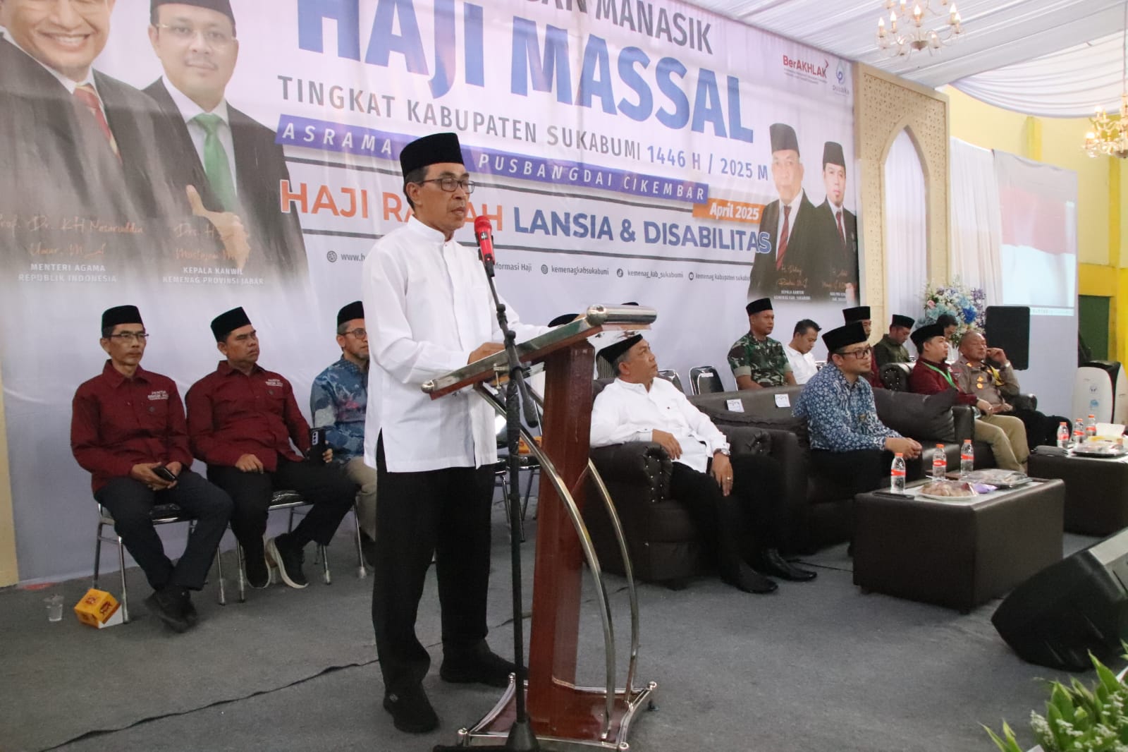 Sekda Ade Suryaman saat memberikan arahan pada peserta . (FOTO : NANDI/ RADARSUKABUMI)
