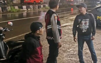 PATROLI: Personel Polsek Baros saat melakukan patroli di wilayah hukumnya, belum lama ini. (FT: IST )