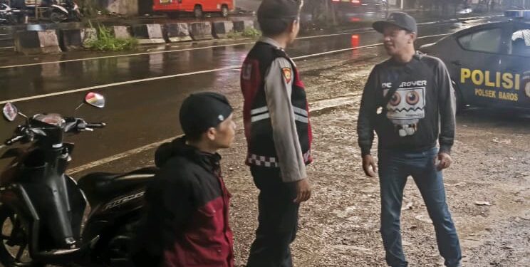 PATROLI: Personel Polsek Baros saat melakukan patroli di wilayah hukumnya, belum lama ini. (FT: IST )