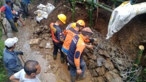 Antisipasi Longsor Susulan, BPBD Kota Sukabumi Pasang Bronjong