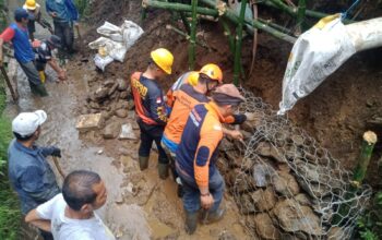 PEMASANGAN BRONJONG: Sejumlah personel BPBD Kota Sukabumi saat melakukan pemasangan bronjong di Jalan KH Ahmad Sanusi RT4/RW3, Kelurahan Karangtengah, Kecamatan Gunungpuyuh, Minggu (13/4).(FT: IST)