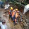 PEMASANGAN BRONJONG: Sejumlah personel BPBD Kota Sukabumi saat melakukan pemasangan bronjong di Jalan KH Ahmad Sanusi RT4/RW3, Kelurahan Karangtengah, Kecamatan Gunungpuyuh, Minggu (13/4).(FT: IST)