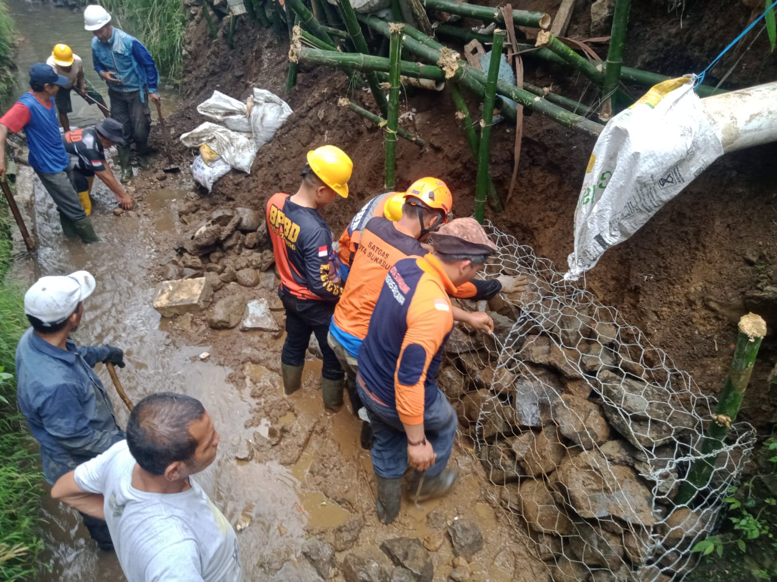 PEMASANGAN BRONJONG: Sejumlah personel BPBD Kota Sukabumi saat melakukan pemasangan bronjong di Jalan KH Ahmad Sanusi RT4/RW3, Kelurahan Karangtengah, Kecamatan Gunungpuyuh, Minggu (13/4).(FT: IST)