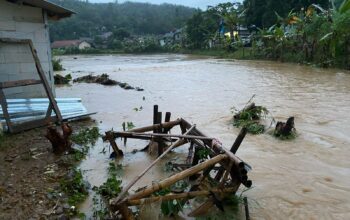 BANJIR : Lokasi terdampak banjir di Kampung Babakan Banten pada Minggu (13/04).(FOTO : UNTUN RADAR SUKABUMI)
