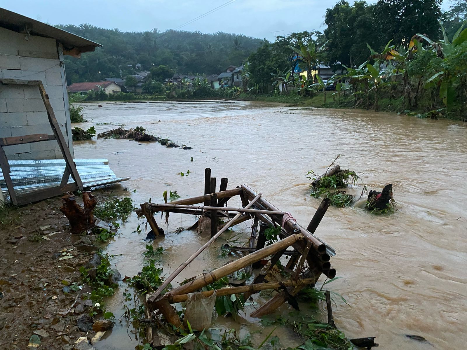 BANJIR : Lokasi terdampak banjir di Kampung Babakan Banten pada Minggu (13/04).(FOTO : UNTUN RADAR SUKABUMI)