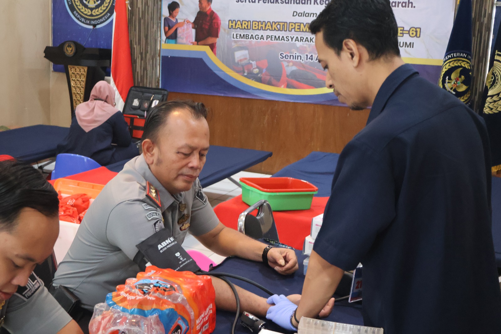 DONOR DARAH: Kepala Lapas Sukabumi, Budi Hardiono saat mengikuti donor darah, Senin (14/4). (FT: IST)