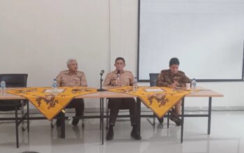 RILIS: Kepala Cabang Dinas (KCD) Pendidikan Wilayah V, Lima Faudiamar saat menjelaskan soal penolakan guru yang diduga melakukan pelecehan seksual di SMAN 3 Kota Sukabumi, Senin (14/4).  (FT: BAMBANG/RADARSUKABUMI)