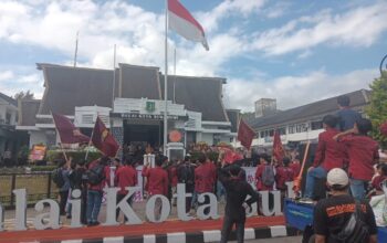 ORASI: Sejumlah mahasiswa yang tergabung dalam Pimpinan Cabang Ikatan Mahasiswa Muhammadiyah (PC IMM) Sukabumi Raya, menggelar aksi unjuk rasa di halaman Balai Kota Sukabumi, Senin (14/4). ( FT: BAMBANG/RADARSUKABUMI)