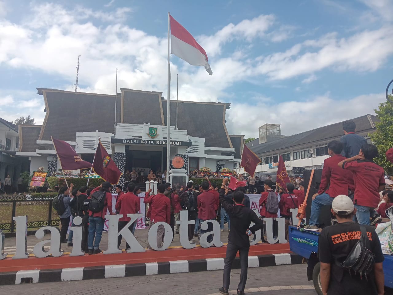 ORASI: Sejumlah mahasiswa yang tergabung dalam Pimpinan Cabang Ikatan Mahasiswa Muhammadiyah (PC IMM) Sukabumi Raya, menggelar aksi unjuk rasa di halaman Balai Kota Sukabumi, Senin (14/4). ( FT: BAMBANG/RADARSUKABUMI)