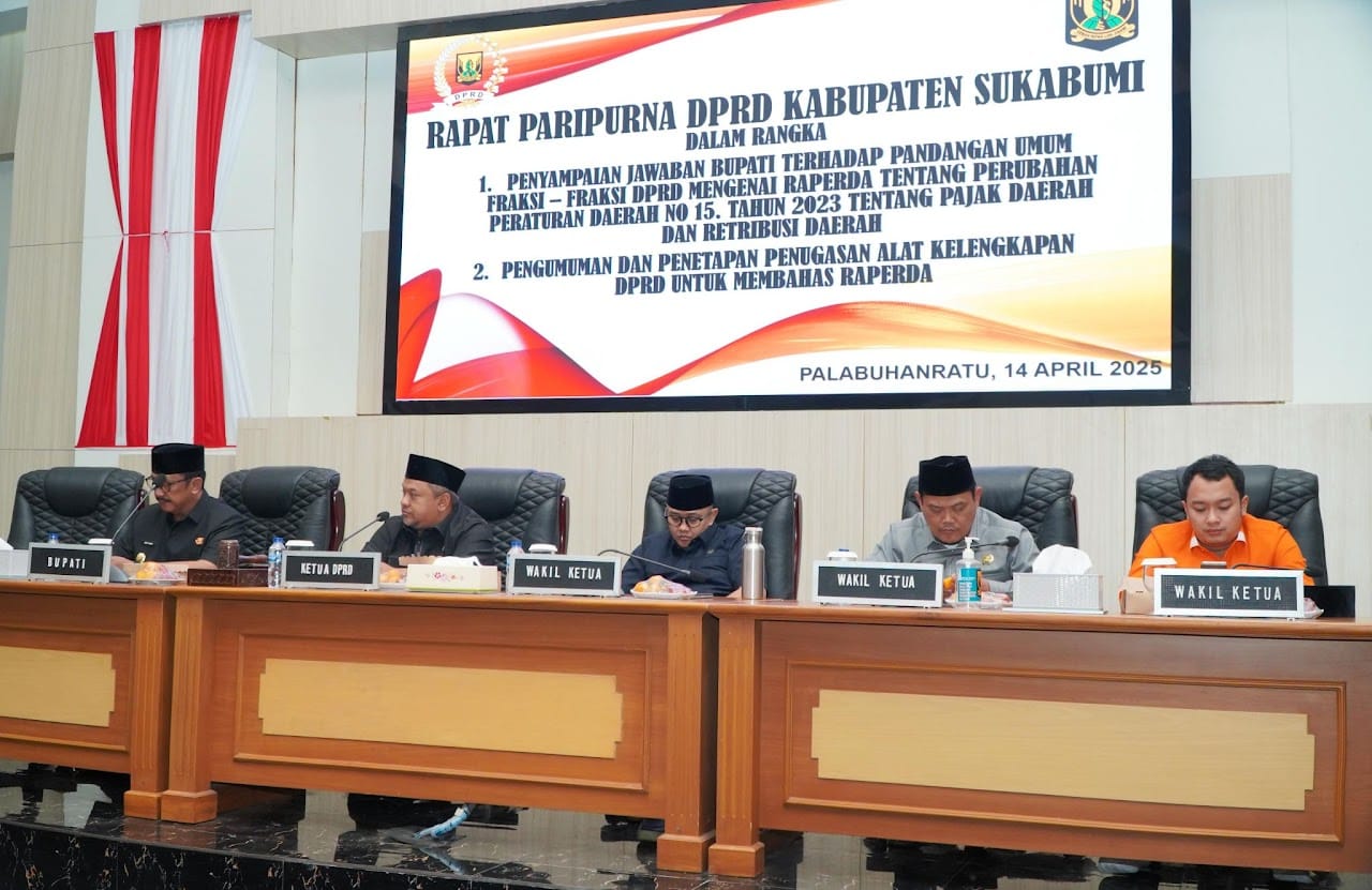 Ketua DPRD Kabupaten Sukabumi Budi Azhar Mutawali saat memimpin rapat paripurna bersama pemerintah daerah.(FOTO : NANDI/ RADARSUKABUMI)