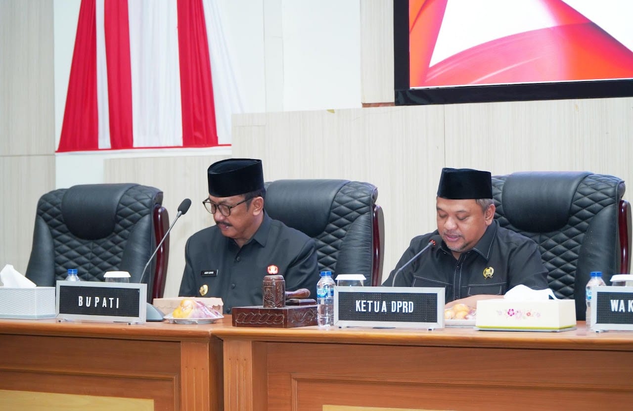 Bupati Sukabumi Asep Japar saat menyampaikan jawaban atas pandangan fraksi atas Raperda Perubahan Peraturan Daerah (Perda) Nomor 15 Tahun 2023 tentang Pajak dan Retribusi Daerah.(FOTO : NANDI/ RADARSUKABUMI)