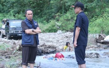Sekda Kabupaten Sukabumi Ade Suryaman saat meninjau lokasi terdampak bencana banjir bandang yang terjadi akibat cuaca ekstrem di wilayah Palabuhanratu, tepatnya di sekitar Lapangan Cangehgar, Kelurahan/Kecamatan Palabuhanratu, Senin (14/4/2025) (FOTO : NANDI/ RADARSUKABUMI)