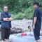 Sekda Kabupaten Sukabumi Ade Suryaman saat meninjau lokasi terdampak bencana banjir bandang yang terjadi akibat cuaca ekstrem di wilayah Palabuhanratu, tepatnya di sekitar Lapangan Cangehgar, Kelurahan/Kecamatan Palabuhanratu, Senin (14/4/2025) (FOTO : NANDI/ RADARSUKABUMI)