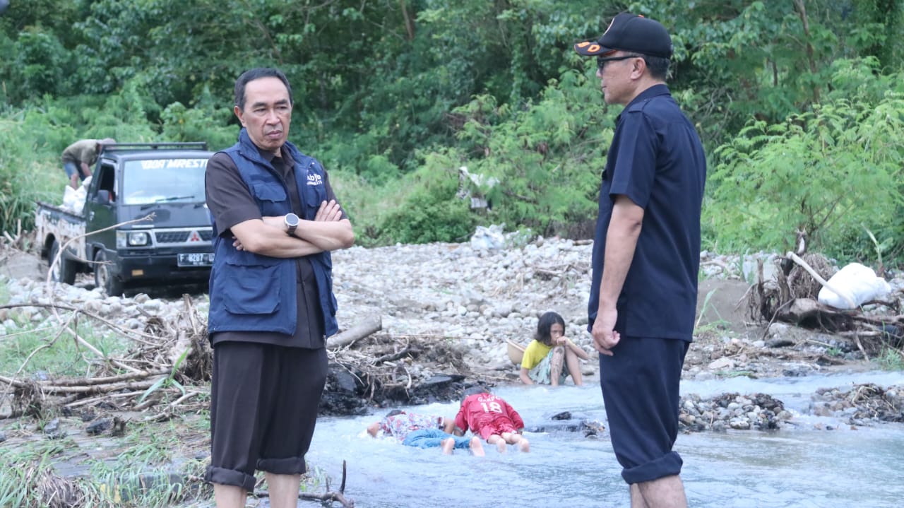 Sekda Kabupaten Sukabumi Ade Suryaman saat meninjau lokasi terdampak bencana banjir bandang yang terjadi akibat cuaca ekstrem di wilayah Palabuhanratu, tepatnya di sekitar Lapangan Cangehgar, Kelurahan/Kecamatan Palabuhanratu, Senin (14/4/2025) (FOTO : NANDI/ RADARSUKABUMI)
