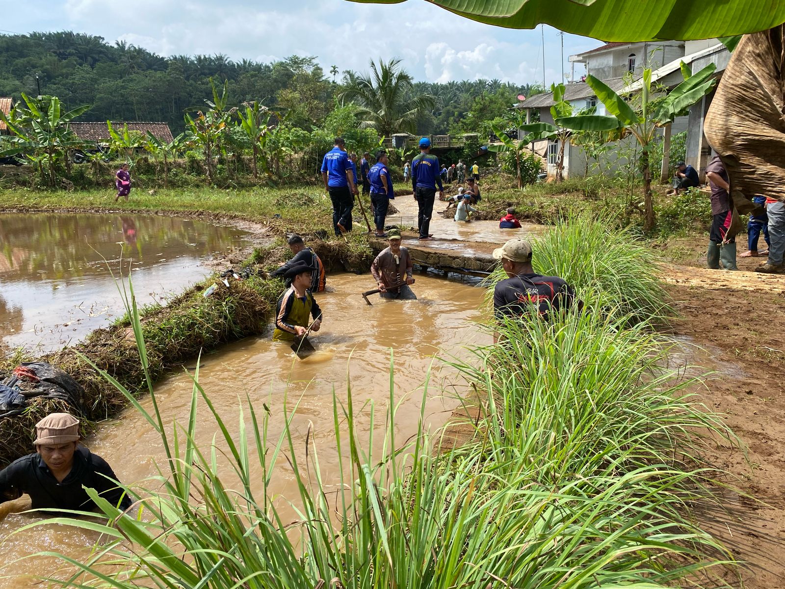GOTONG ROYONG : Warga dan petugas gabungan saat kerja bakti membersihkan sungai Pangasahan di Kampung Babakan Banten, Desa Sukasirna, Kecamatan Cisaat, Kabupaten Sukabumi, Selasa (15/04).(FOTO : UNTUK RADAR SUKABUMI)