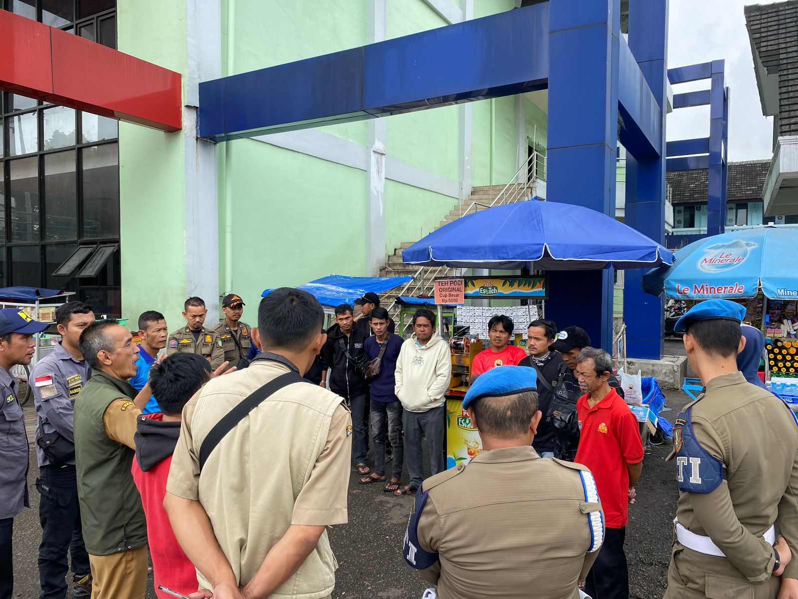 SOSIALISASI: DPUTR Kota Sukabumi, saat melakukan sosialisasi di sekitar Lapang Merdeka Kota Sukabumi, belum lama ini. (FT: BAMBANG/RADARSUKABUMI)