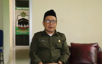 DIWAWANCARA: Kepala Seksi Penyelenggaraan Haji dan Umroh Kemenag Kota Sukabumi, Apipudin saat diwawancara, Selasa (15/4).(FT: IST)