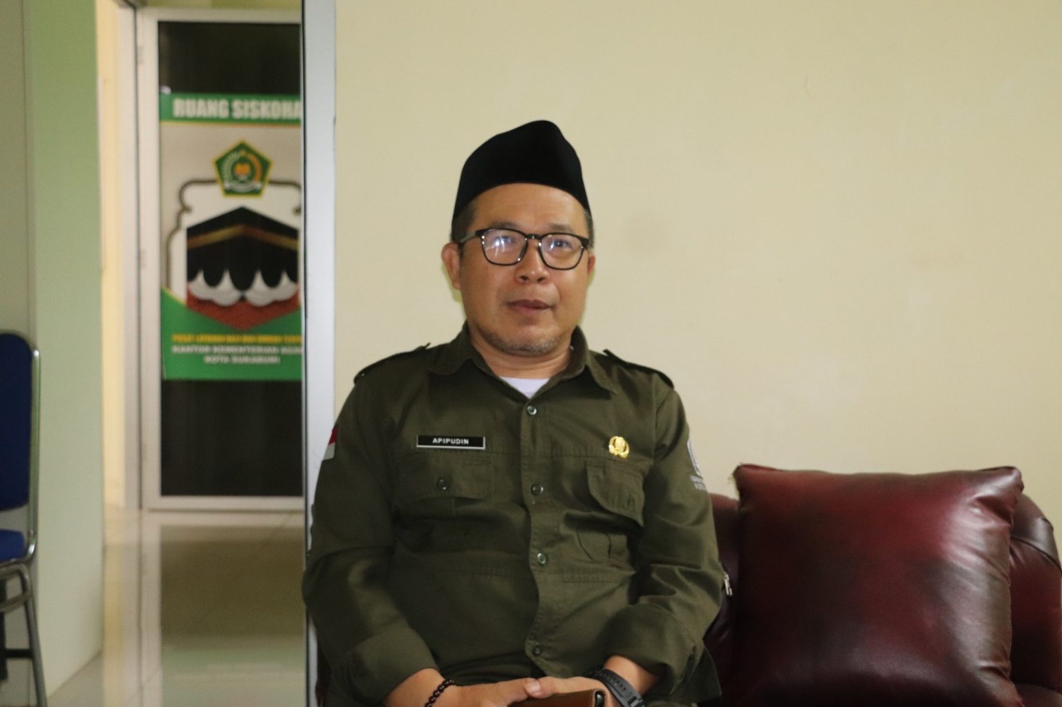 DIWAWANCARA: Kepala Seksi Penyelenggaraan Haji dan Umroh Kemenag Kota Sukabumi, Apipudin saat diwawancara, Selasa (15/4).(FT: IST)