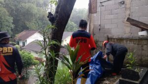 Antisipasi Longsor Susulan, BPBD Kota Sukabumi Pasang Terpal