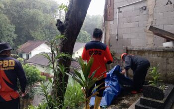 PENANGANAN: Sejumlah petugas BPBD Kota Sukabumi saat melakukan pemasangan terpal untuk mencegah longsor susulan di Kampung RT2/1 Kelurahan Karangtengah, Kecamatan Gunungpuyuh, Selasa (15/4). (FT: IST)