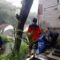 PENANGANAN: Sejumlah petugas BPBD Kota Sukabumi saat melakukan pemasangan terpal untuk mencegah longsor susulan di Kampung RT2/1 Kelurahan Karangtengah, Kecamatan Gunungpuyuh, Selasa (15/4). (FT: IST)