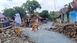 Diterjang Banjir, Puluhan Rumah Warga Simpenan Rusak, Sebagian Diungsikan 