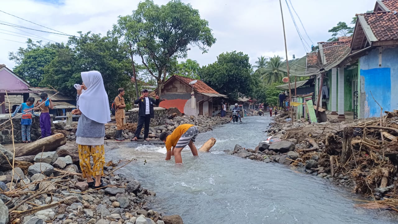 Puluhan rumah warga di Kampung Legok Loa Citegal, Desa Cibuntu, Kecamatan Simpenan, Kabupaten Sukabumi, rusak parah akibat bencana banjir bandang dan tanah longsor yang terjadi pada 6 Maret 2025 lalu.