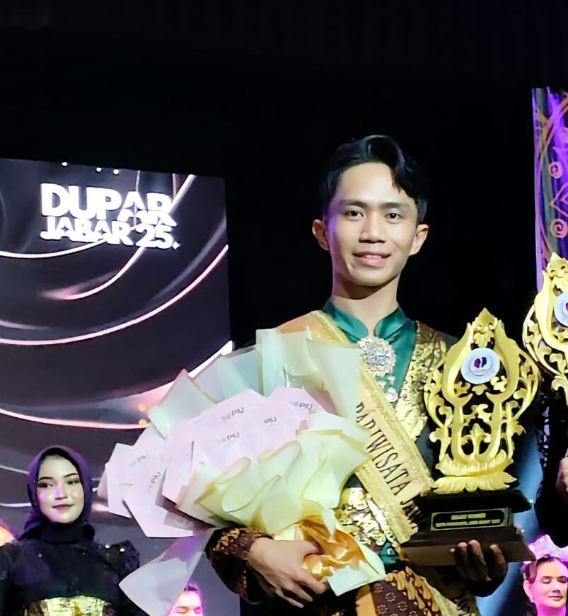 BERPRESTASI: Mahasiswa AKPAR CBI Sukabumi, Anif Hadi Muharom dinobatkan menjadi Juara 1 Duta Pariwisata Jabar 2025 dan siap tampil di tingkat nasional. (dok/radarsukabumi)