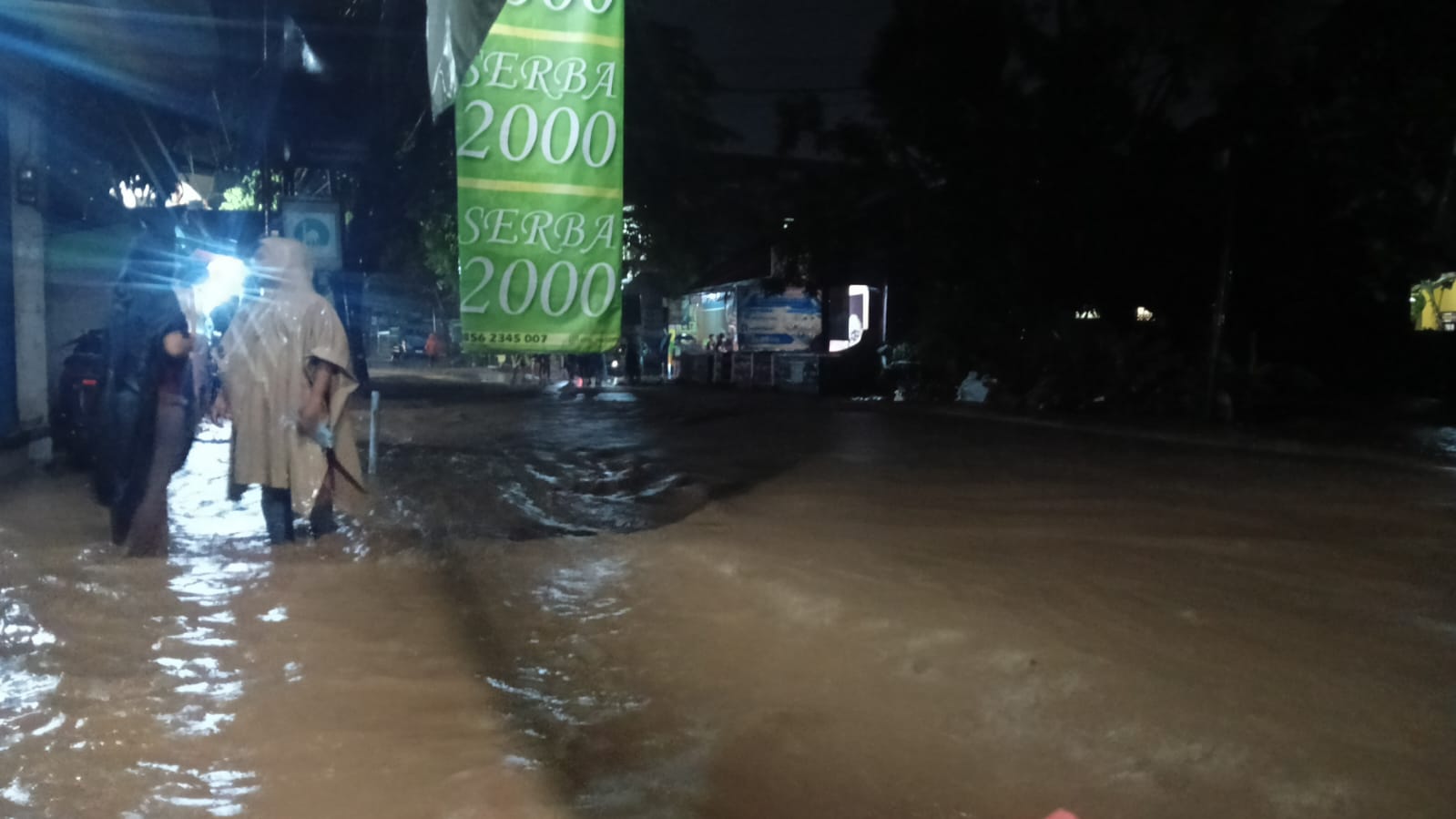  Hujan deras disertai angin kencang yang mengguyur wilayah Palabuhanratu pada Sabtu (19/4/2025) sore menyebabkan air sungai meluap dan merendam puluhan rumah di Kampung Cangehgar