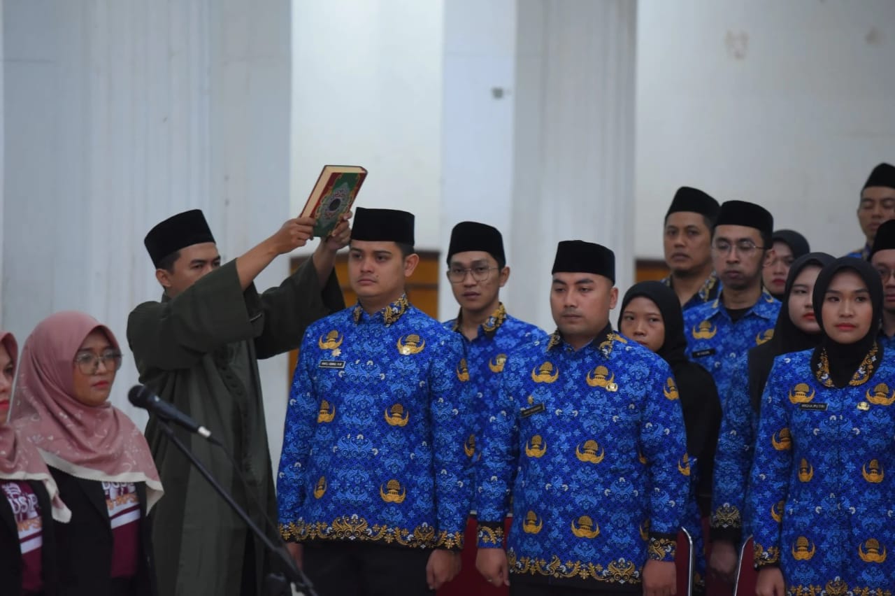 PELANTIKAN: Sejumlah PPPK dan PNS saat mengikuti pelantikan yang diselenggarakan di Gedung Juang 45 Kota Sukabumi, Senin (21/4).(FT: BAMBANG/RADARSUKABUMI)