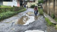 Potret Jalan Ciambar Sukabumi Dibiarkan Rusak dan Gelap, Rawan Kecelakaan 