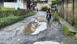 Potret Jalan Ciambar Sukabumi Dibiarkan Rusak dan Gelap, Rawan Kecelakaan 