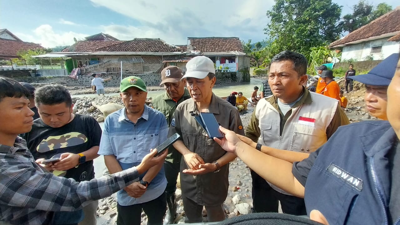 Sekda Kabupaten Sukabumi Ade Suryaman Didampingi Kalak BPBD, Camat dan Lurah Palabuhanratu saat meninjau lokasi dampak banjir di kampung Kalapa.(FOTO : NANDI/ RADARSUKABUMI)