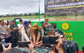Suasana saat KASAD Jenderal TNI Maruli Simanjuntak meresmikan sarana pengairan pertanian di Kampung Tegal Caringin, Desa Ciwaru, Kecamatan Ciemas, Kabupaten Sukabumi.(FOTO : NANDI/ RADARSUKABUMI)