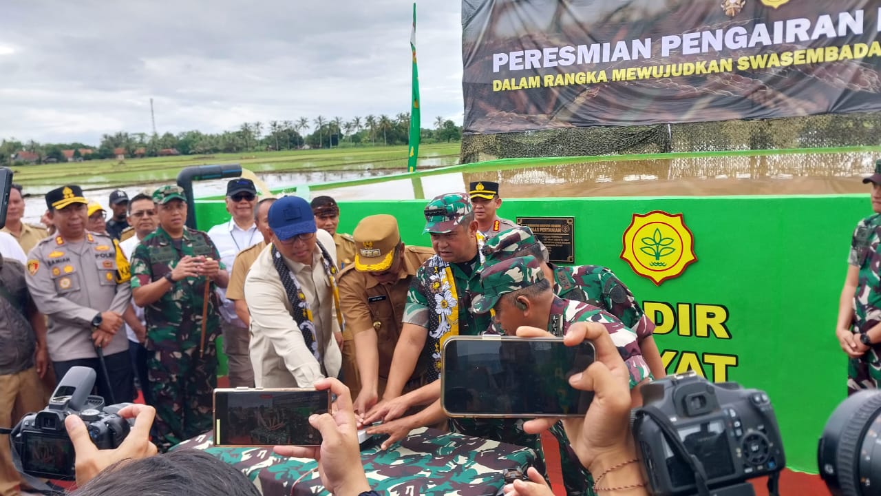 Suasana saat KASAD Jenderal TNI Maruli Simanjuntak meresmikan sarana pengairan pertanian di Kampung Tegal Caringin, Desa Ciwaru, Kecamatan Ciemas, Kabupaten Sukabumi.(FOTO : NANDI/ RADARSUKABUMI)