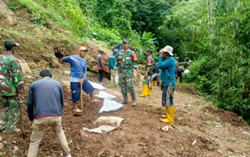 DIPERBAIKI : Petugas TNI bersama warga saat gotong royong memperbaiki saluran irigasi di Desa Cimanggu, Kecamatan Cikembar, Kabupaten Sukabumi, pada Senin (21/04/2025).