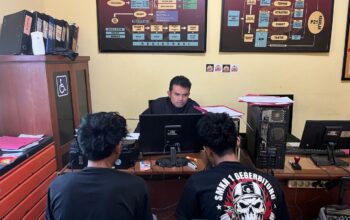 DIAMANKAN: Dua remaja berinisial MRA (17) dan RMR (16) yang diduga hendak melakukan aksi tawuran di Jalan Parahita Limusnunggal berhasil diamankan Polsek Cibeureum. (FOTO: ISTIMEWA)