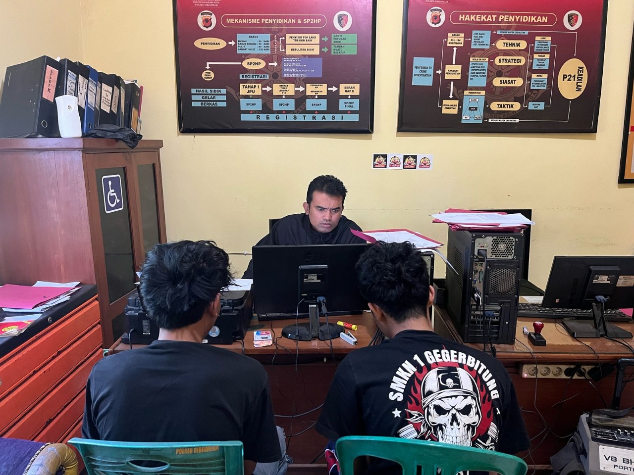 DIAMANKAN: Dua remaja berinisial MRA (17) dan RMR (16) yang diduga hendak melakukan aksi tawuran di Jalan Parahita Limusnunggal berhasil diamankan Polsek Cibeureum. (FOTO: ISTIMEWA)