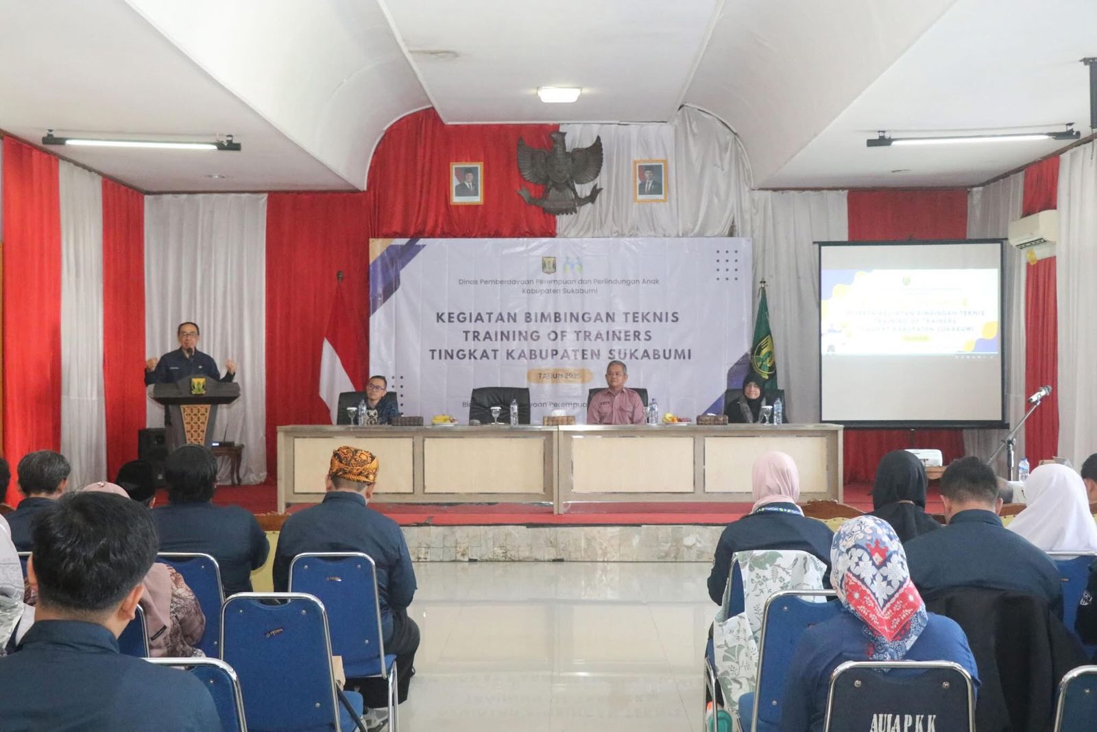ARAHAN : Sekda Kabupaten Sukabumi, saat memberikan sambutan pada Bimtek TOT di Gedung Pendopo.(FOTO : UNTUK RADAR SUKABUMI)