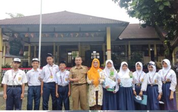 BANGGA: Kepala SMPN 10 Kota Sukabumi, Nunung Nurjanah memberikan penghargaan kepada siswa-siswi berprestasi saat menggelar upacara bendera di sekolah.