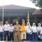 BANGGA: Kepala SMPN 10 Kota Sukabumi, Nunung Nurjanah memberikan penghargaan kepada siswa-siswi berprestasi saat menggelar upacara bendera di sekolah.
