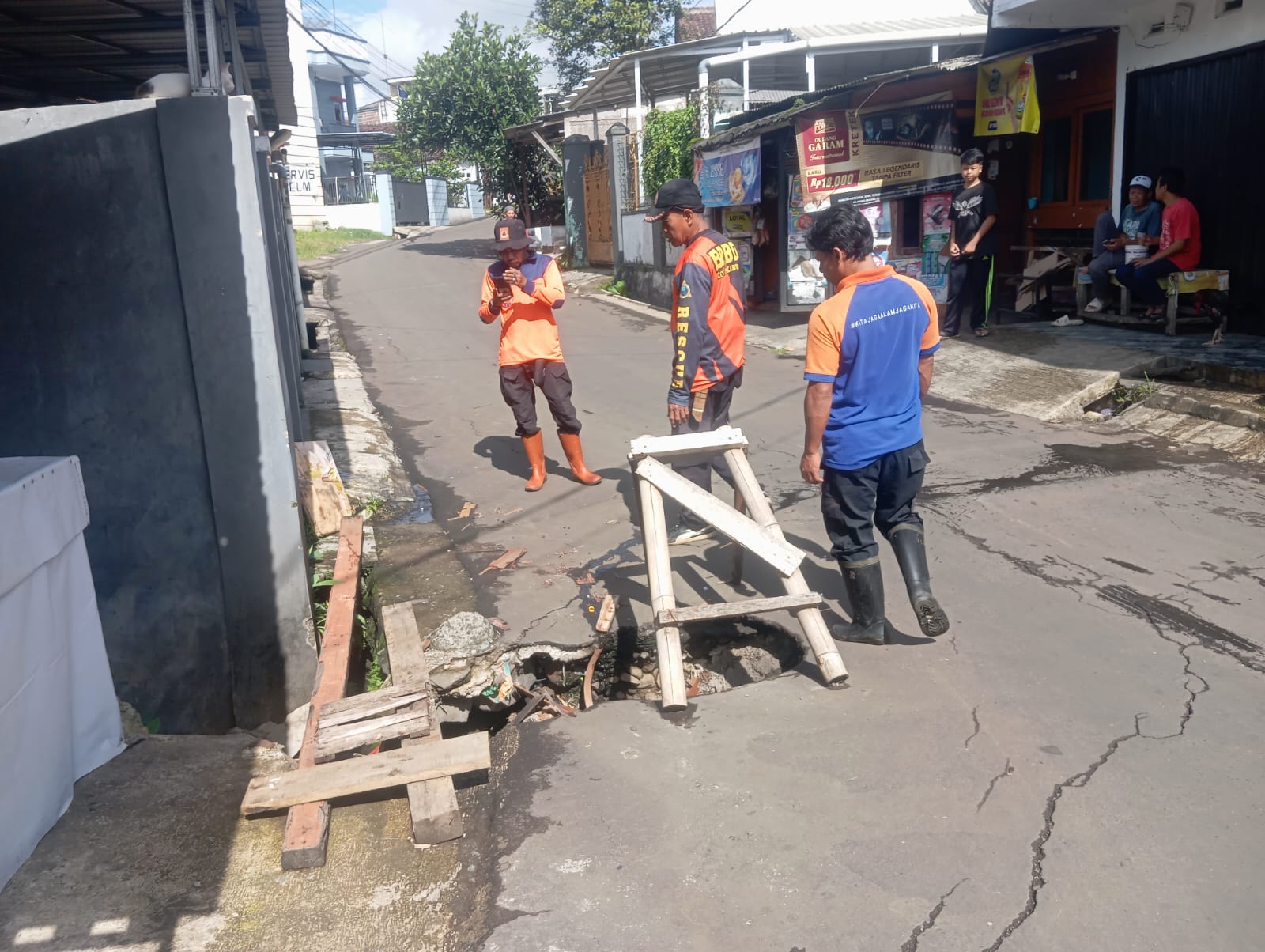 PENINJAUAN: Sejumlah personel BPBD Kota Sukabumi saat melakukan peninjauan jalan berlubang di Jalan Lio Santa RT1/2, Kelurahan Cikondang, Kecamatan Citamiang, Kamis (24/4).(FT: IST)